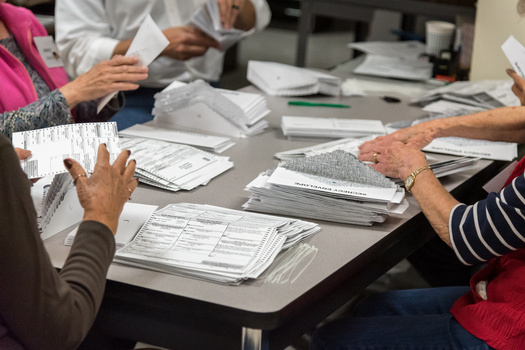 En los condados ms grandes de Oregon, hay un promedio de un trabajador electoral por cada 47,000 votantes. (MyPhotoBuddy/Adobe Stock)