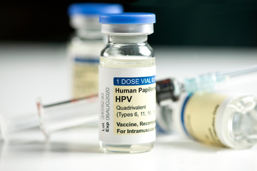 La vacuna contra el VPH suele dividirse en dos dosis. Sherry Young/Adobe Stock)