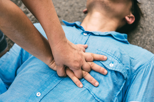 People can learn the basics of CPR in 20-minute courses. (Platoo Studio/Adobe Stock)