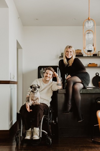 Ben Grauer y su prometida, Danica Bird, con su perro Clark, planean casarse este oto�o. HF 2589 aumentar�a los l�mites de ingresos permitidos y activos generales para las personas con discapacidades y al mismo tiempo les permitir�a conservar los beneficios de Medicaid. (Ben Grauer)