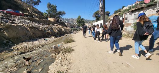 Profesores estadounidenses en formacin atraviesan Tijuana de camino a una escuela como parte de un viaje para fomentar el entendimiento transfronterizo. (Rick Froehbrodt/SDSU)