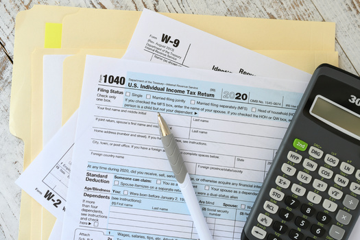 The new, free IRS Direct File site offers access to live customer service reps who can answer tax questions. (MargJohnsonVA/Adobestock)