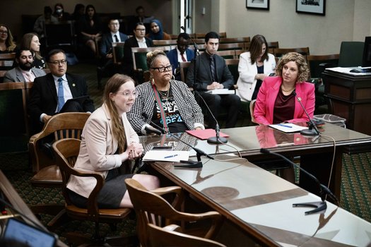 La asamblesta Pilar Schiavo, demcrata de Chatsworth, la lder de Crime Survivor for Safety and Justice Stephanie Hatten y la abogada principal Katherine Wutchiett de Legal Aid at Work hablaron el martes en Sacramento a favor de un proyecto de ley que permitir a los familiares de las vctimas de delitos ser elegibles para tomar tiempo libre no remunerado. (Assembly Democratic Communications Office)