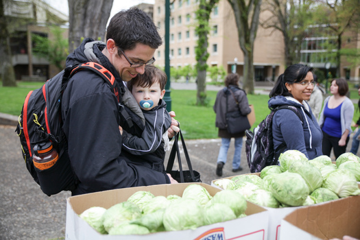 El programa Double Up Food Bucks iguala las compras hasta $20. (Lindsay Trapnell/Banco de Alimentos de Oregon)