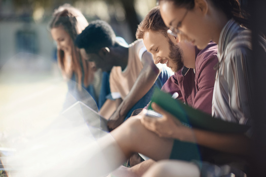 Segn una nueva encuesta, el 71% de los prestatarios estudiantiles actuales y anteriores afirman haber retrasado al menos un acontecimiento importante de su vida debido a la deuda estudiantil. (Adobe Stock)