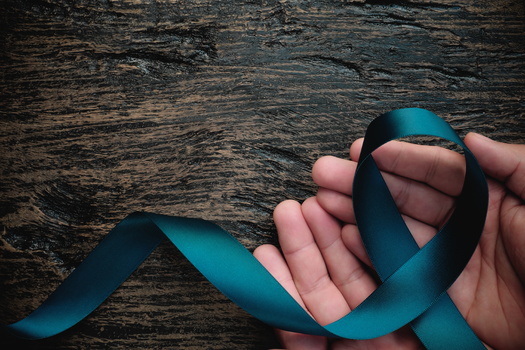 La cinta verde azulado representa la concientizacin y prevencin de la agresin sexual durante el mes de abril. (sulit.photos/Adobe Stock)