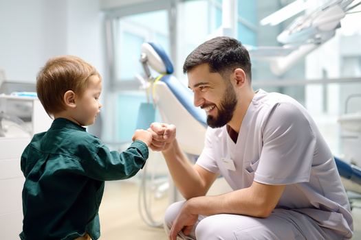 Los nios necesitan visitas peridicas de control y al dentista para realizar un seguimiento de su desarrollo y detectar problemas de salud en una etapa temprana, cuando normalmente son ms fciles de tratar, segn los Centers for Disease Control and Prevention. (Adobe Stock)