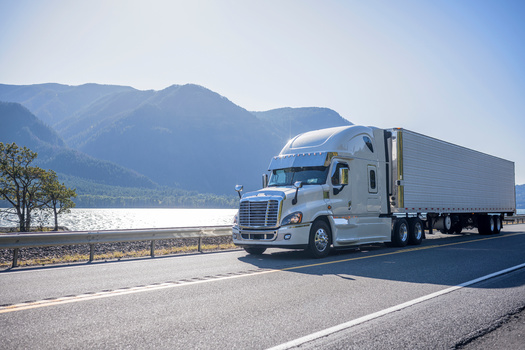The transportation sector in the United States is the main contributor to carbon emissions, with heavy-duty vehicles responsible for more than 20% of this pollution despite comprising only 10% of road vehicles. (Adobe Stock) 