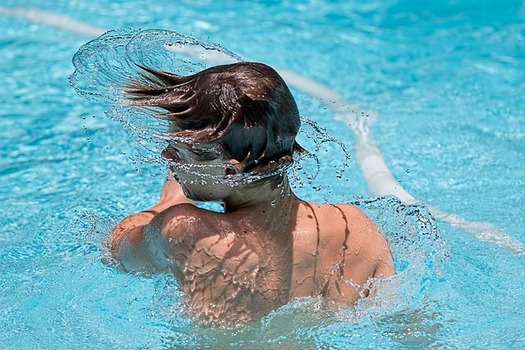 When it comes to managing the summer heat, health experts suggest for every 15 minutes of outdoor activity, people should drink about four ounces of water, which is about four sizable gulps. (stevepb/Pixabay)