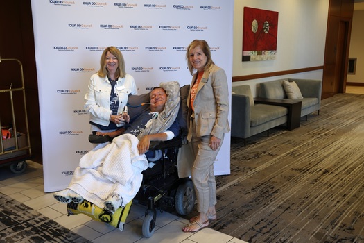 Garret Frey recibi el premio Life Time Advocacy Award del Consejo de Discapacidades del Desarrollo de Iowa en 2023. (Cortesa de Iowa Developmental Disabilities Council)