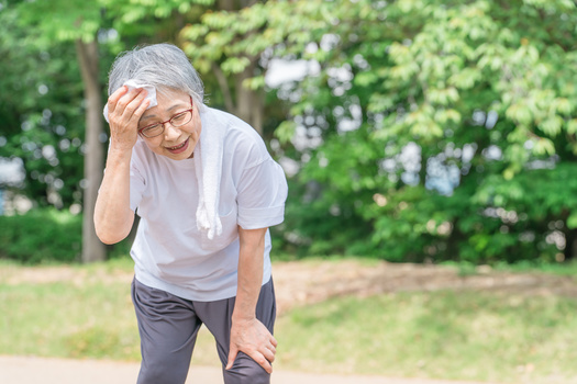 The five signs of dehydration are less frequent urination, fatigue, headache, dry mouth and constipation. (buritora/Adobe Stock)