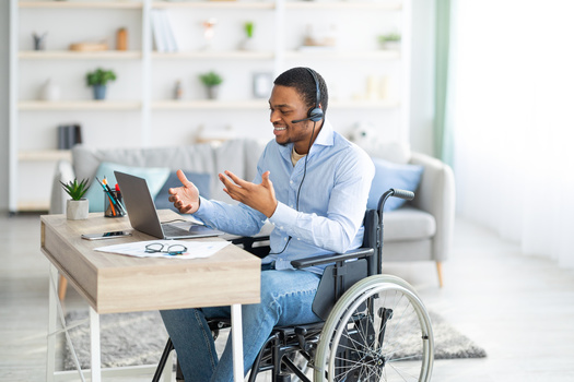 Si bien la pandemia de COVID-19 exacerb las barreras existentes para el empleo de las personas con discapacidad, cre nuevas oportunidades a travs del trabajo remoto. (Adobe Stock)