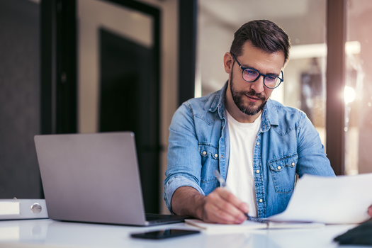 According to a Freelancers Union study, 71% of workers experienced late or non-payment, 59% said they live paycheck to paycheck and most do not have written contracts. (Adobe Stock)