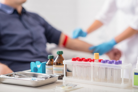 Un anlisis de sangre para medir la hormona estimulante de la tiroides (TSH) cuesta entre $10 y $250 dlares, segn el centro de atencin mdica que elija. Un perfil metablico completo cuesta entre $10 y $700 dlares. (Adobe Stock)