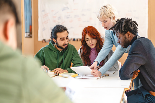 Indiana Commission for Higher Education informa que en 2021, el 81 % de los estudiantes de 21st Century Scholars se graduaron, en comparaci�n con el 30 % de sus compa�eros de bajos ingresos que no son estudiantes. (Adobe stock)