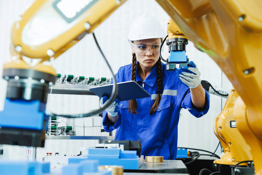 Colorado ha estado trabajando para eliminar el costo como barrera para los estudiantes, y muchos programas de certificacin y titulacin no tienen costo de matrcula. (Adobe Stock)