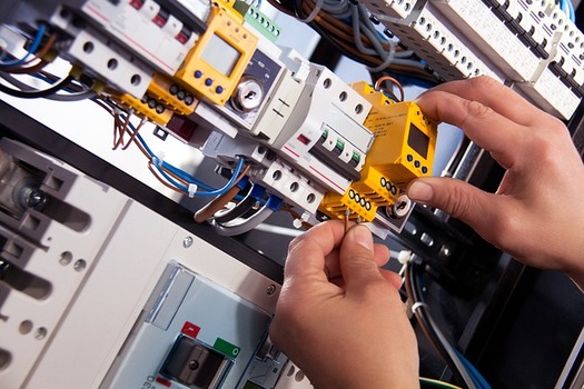 Virginia's Department of Labor promotes an earn-while-you-learn model to encourage participants in apprenticeship programs. (Pixabay)