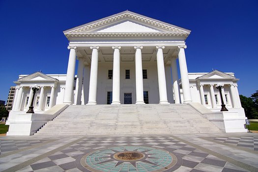 Virginia Democrats may want to reintroduce legislation to raise the state minimum wage to $15 an hour. (Skip Plitt / Wikimedia Commons)
