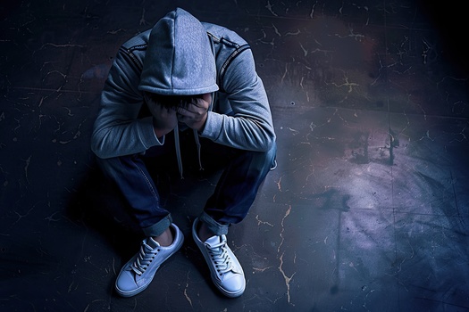 En 2023, el 40% de los estudiantes de secundaria informaron sentimientos persistentes de tristeza o desesperanza, y el 20% consider� seriamente intentar suicidarse. (Murda/Adobe Stock)