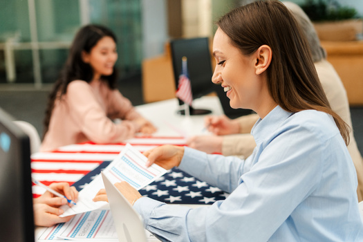 Las amenazas a los trabajadores electorales, escrutadores de boletas, secretarios de condado y secretarios de estado de EE. UU. aumentaron significativamente despus de que el presidente Donald Trump dijera que las elecciones de 2020 fueron robadas. (Maria Vitkovska/Adobe Stock)