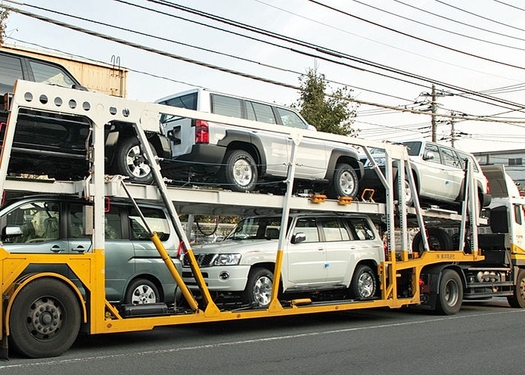 According to Edmunds, EVs and PHEVs combined made up 8.5% of the vehicles sold in May 2024, while gas-powered vehicles made up 82.4% of the market that same month. (Wikimedia Commons)