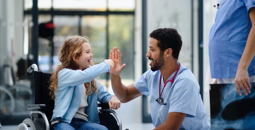 Los 20 centros de salud comunitarios de Colorado brindan atencin primaria a 857,000 pacientes, emplean a ms de 7,500 personas y aportan $1.7 billones de dlares a la economa del estado cada ao. (Adobe Stock)