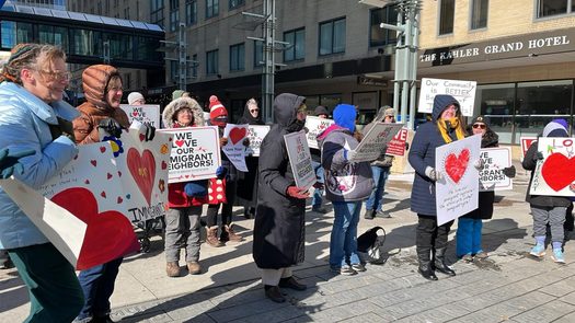Defensores de la poblacin migrante de Minnesota protestaron recientemente contra la aplicacin de la ley por parte del ICE en Rochester. (Foto cortesa de COPAL).