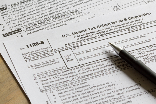 El presupuesto propuesto por el legislador demócrata incluye un aumento del impuesto sobre la nómina para las grandes empresas, lo que genera unos $2.3 billones de dólares al año. (Tada Images/Adobe Stock)