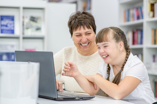 Medi-Cal financia diversos servicios de salud en las escuelas, incluyendo auxiliares y equipos para estudiantes con discapacidad. (Ermolaev Alexandr/Adobe Stock)