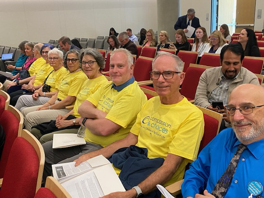 Defensores de Compassion & Choices asistieron a una audiencia sobre la SB 403 ante el Comit� de Salud del Senado Estatal el mi�rcoles 23 de abril. (Patricia Portillo/Compassion & Choices)