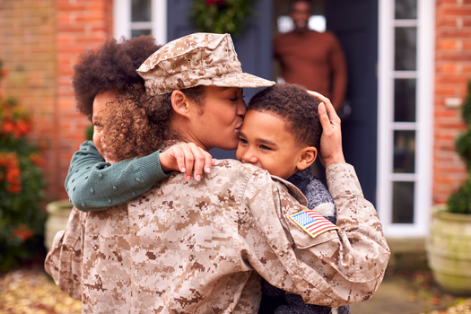 Las familias de militares tienen m�s probabilidades de tener un hijo con necesidades especiales o de salud mental que requieren m�s cobertura, en comparaci�n con las familias de civiles. (Adobe Stock)