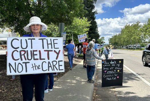 La semana pasada, pacientes, proveedores y defensores se manifestaron contra los recortes a Medicaid frente al Hospital Dignity Health Mercy en Folsom. (CCHI)