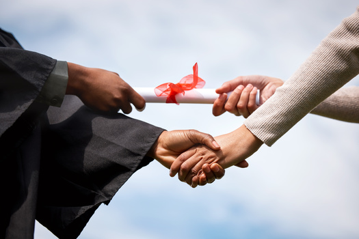 En julio de 2022, aproximadamente 36.8 millones de adultos estadounidenses menores de 65 a�os hab�an cursado estudios universitarios, pero no ten�an t�tulo universitario. En el a�o acad�mico siguiente, m�s de 943.000 se reinscribieron. (Beaunitta V W/peopleimages.com/Adobe Stock) 