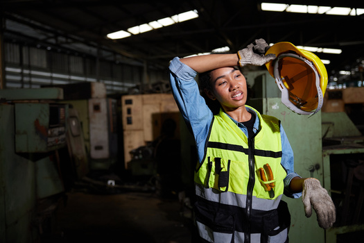 Workers are entitled to 32 ounces of cool drinking water per hour and 15 minutes of rest every hour in the most extreme heat indexes above 100 degrees. (Adobe Stock) 