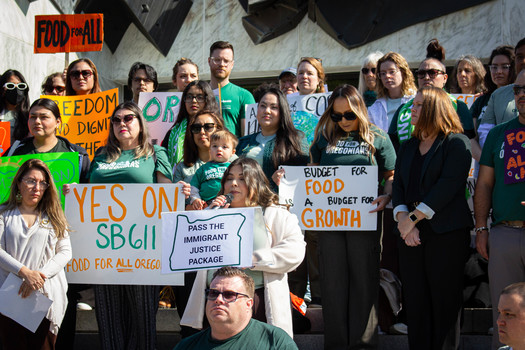 Partidarios del Paquete de Justicia para Inmigrantes de Oregn se manifiestan en el Capitolio. (Oregon Food Bank)