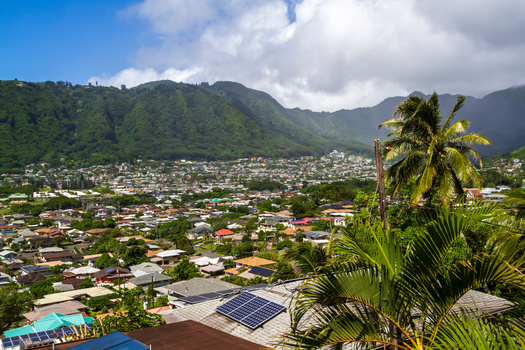 A new report found more kids in Hawaii have parents lacking secure employment. (Adobe Stock)