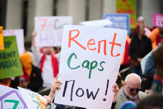Manifestacin por la Estabilizacin de Alquileres en las escaleras del capitolio estatal en marzo. (Caleb Ewings Photography)