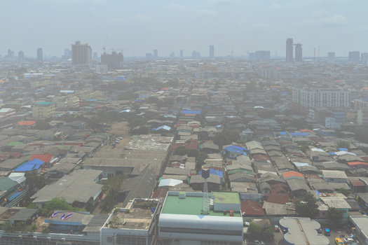 Natural Resources Defense Council, seal que numerosos estudios demuestran que las comunidades de color estn desproporcionadamente expuestas a humos, polvo txico, cenizas, holln y otros contaminantes procedentes de instalaciones peligrosas situadas en sus barrios. (Adobe Stock)