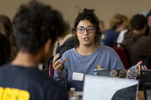 Estudiantes del Distrito Escolar Unificado Costero de San Luis debaten temas como la preparacin para la universidad y la carrera profesional en un taller para desarrollar el liderazgo en el campus.(Ruby Wallau)