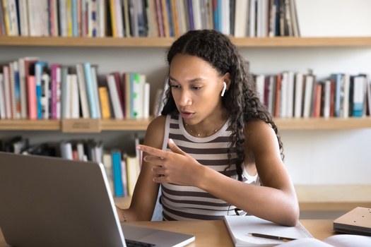 Immigrants Rising facilita terapia gratuita en lnea y grupos de apoyo para estudiantes indocumentados. (Fizkes/Adobe Stock)