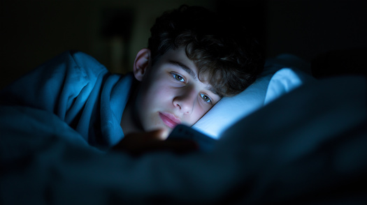 Experts recommended placing limits around kids' screen time and social media use. (Adobe Stock/AI)