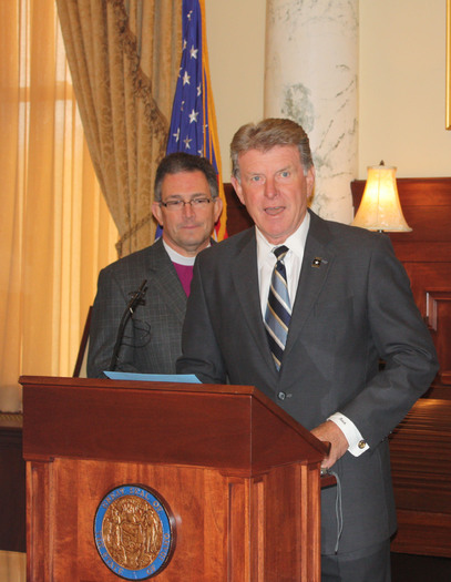 PHOTO: Idaho Governor Butch Otter speaking at the 