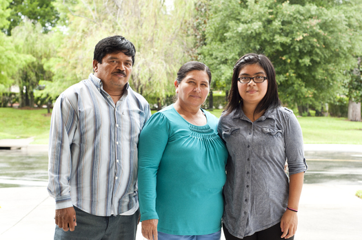 Foto de Migel Zelaya, Reina Lemus de Zelaya y su hija, Selena Zelaya, de 18 aos. Miguel y Reina son trabajadores agrcolas en Florida. Cortesa: Alex Saunders, de la Farmworker Association of Florida.