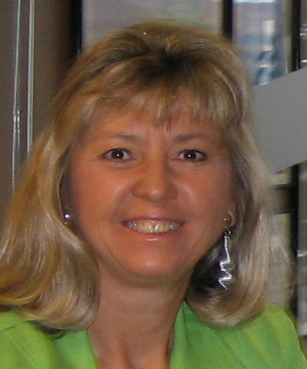 FOTO: Un estudio reciente de la AARP revela que ciertas conductas y experiencias de vida aumentan el riesgo de ser victima de un fraude por internet. Cynthia Fagyas, de la AARP Arizona, dice que cambiar sus claves de correo y cuentas bancarias es una sencilla forma de protegerse. (ACENTOS omitidos intencionalmente).