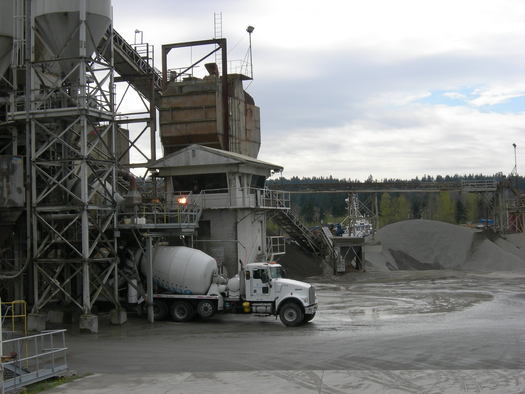 Cement plants in New York State and around the nation will no longer be able to get off the hook for spewing dangerous pollution and claiming it was a mistake, thanks to a ruling Friday by a federal appeals court. Photo credit: Joe Mabel/Wikimedia Commons.