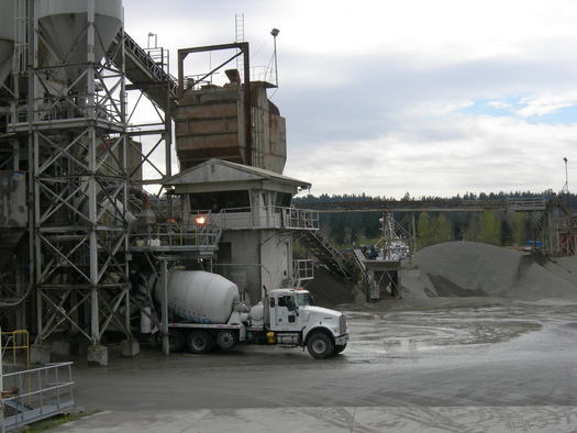 Cement plants in California and around the nation will no longer be able to get off the hook for spewing dangerous pollution and claiming it was a mistake, thanks to a ruling Friday by a federal appeals court. Photo credit: Joe Mabel/Wikimedia Commons.