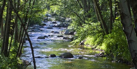 FOTO: Este r�o fluye a trav�s de las Monta�as San Gabriel. Dentro de la celebraci�n del Mes de la Herencia del Asia Pac�fico, grupos est�n destacando las contribuciones hist�ricas que los isle�os del Asia Pac�fico han hecho en las Monta�as San Gabriel, y apoyan la legislaci�n protesta para hacer esta zona una �rea Nacional Recreativa.