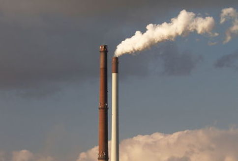 PHOTO: Supporters of limits on carbon pollution say the public will enjoy significant health benefits as a result of burning less coal. Detractors say new limits will slow the economy. Both sides weigh in at EPA hearings this week across the U.S. Photo credit: Arnold Paul / Wikimedia.