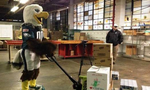 Philadelphia Eagles mascot Swoop delivers healthy food to the Coalition Against Hunger. Credit: Greater Philadelphia Coalition Against Hunger