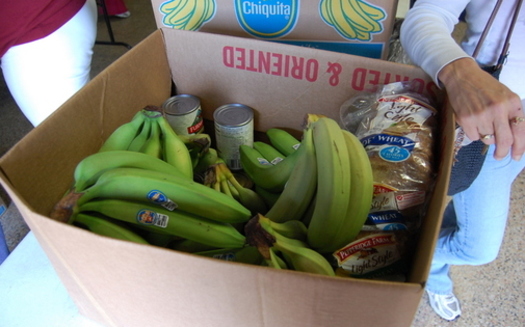 FOTO: Un total de 55 mil dlares se distribuye hoy (viernes) a los cinco bancos de alimentos que hay en el estado, gracias a un proyecto de la AARP Tennessee y Walgreens. Crdito de la foto: Billy Brown/Flickr.